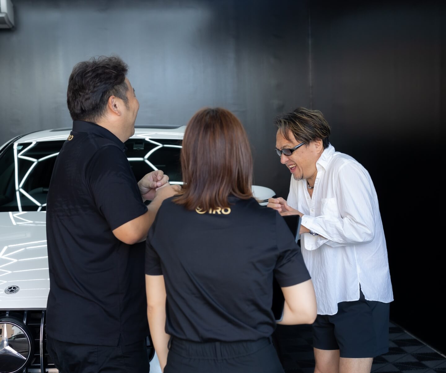 IROスタッフたちとお客様で談笑している画像